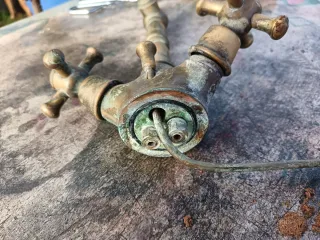 Grifo de metal antiguo