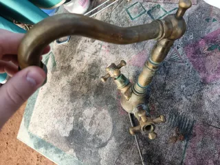 Grifo de metal antiguo