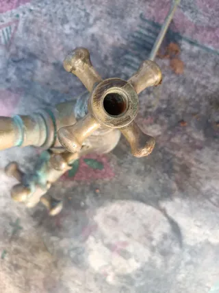 Grifo de metal antiguo