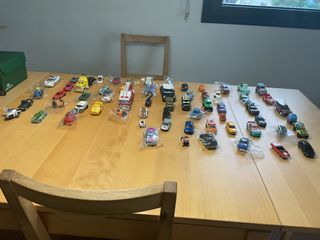 Rampa Hot Wheels con muchos coches de juguete