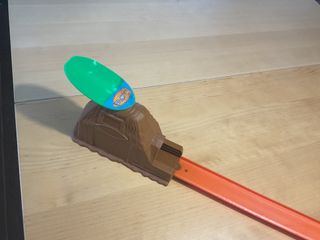 Rampa Hot Wheels con muchos coches de juguete