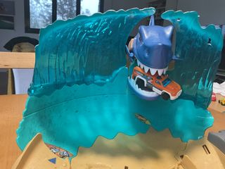 Rampa Hot Wheels con muchos coches de juguete