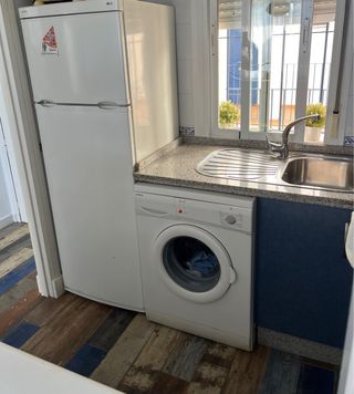 Cocina completa azul con electrodomésticos