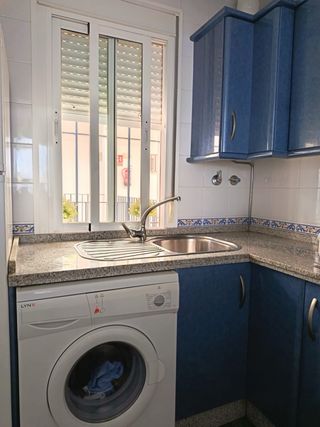 Cocina completa azul con electrodomésticos