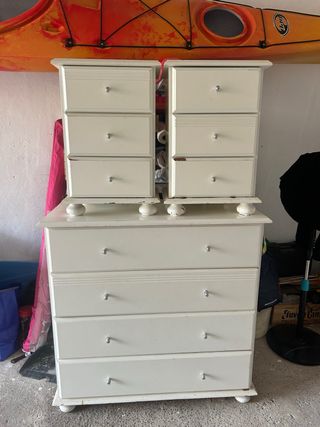Cómoda blanca de madera con cajoneras