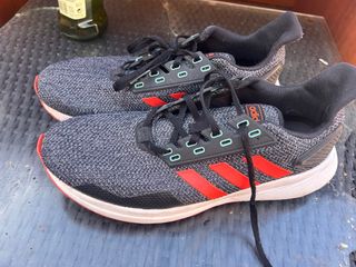 Zapatillas Adidas Negras y Rojas