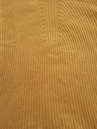 Camiseta amarilla mostaza cuello alto