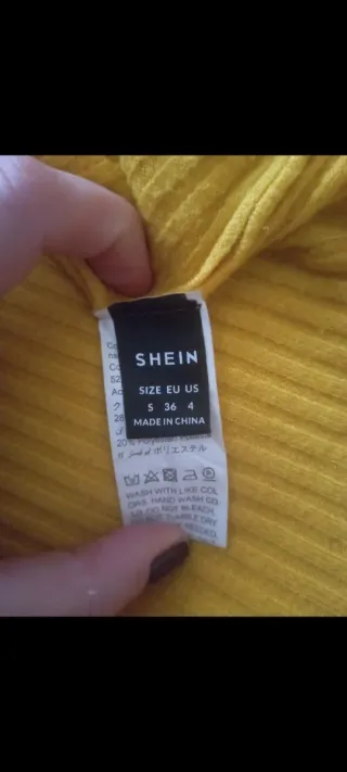 Camiseta amarilla mostaza cuello alto