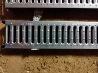 Canaletas de desagüe con rejilla metálicas 1 metro