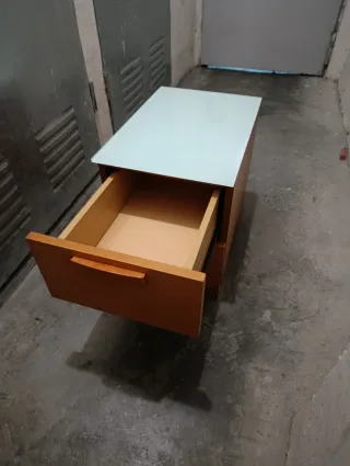 Mesitas de noche marrones con tapa de cristal