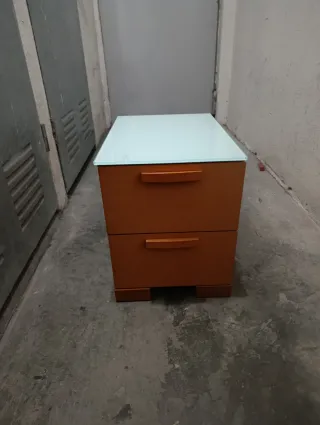 Mesitas de noche marrones con tapa de cristal