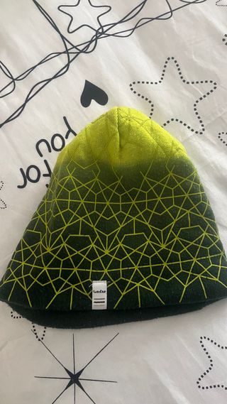 Gafas de esquí y gorro verde para niño