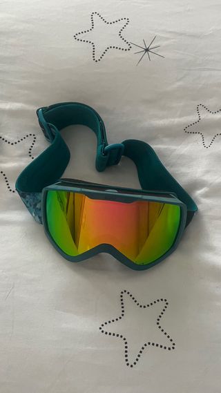Gafas de esquí y gorro verde para niño
