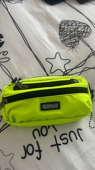 Gafas de esquí y gorro verde para niño