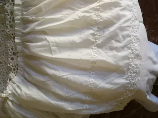 Colcha ganchillo blanco con volante tira bordada.