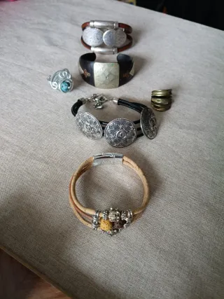 Lote de pulseras y anillos