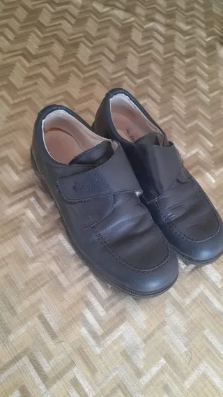 Zapatos negros de velcro
