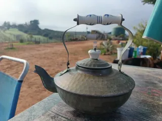 Tetera antigua de metal