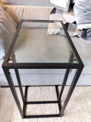 Mesa auxiliar cristal y metal negra