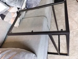 Mesa auxiliar cristal y metal negra