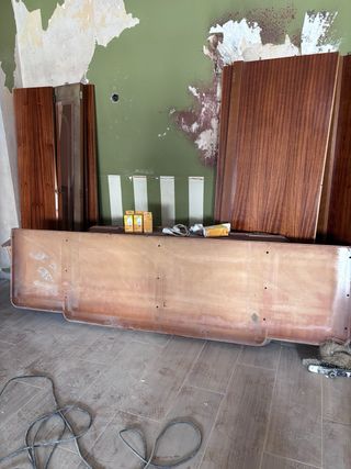 Armario de madera con espejos