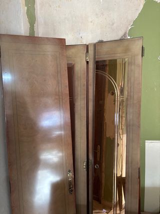 Armario de madera con espejos