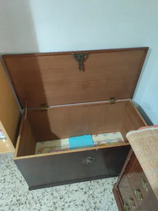 Baúl de madera con grabado