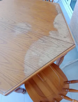 Mesa de comedor extensible de madera con 4 sillas.