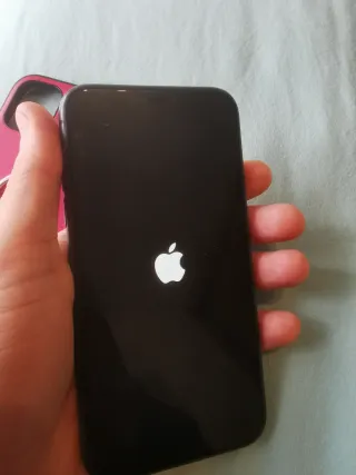 iPhone 11 Negro con 3 fundas