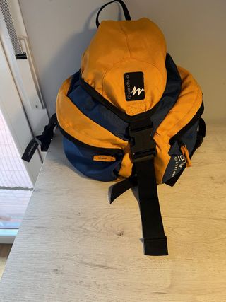 Mochila Quechua azul y amarilla