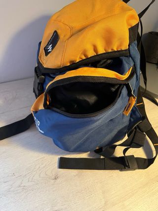 Mochila Quechua azul y amarilla