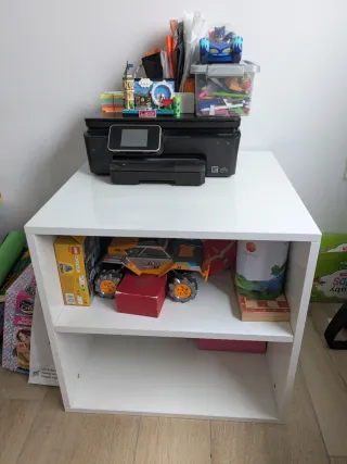 Estantería en madera lacada de la marca Alondra