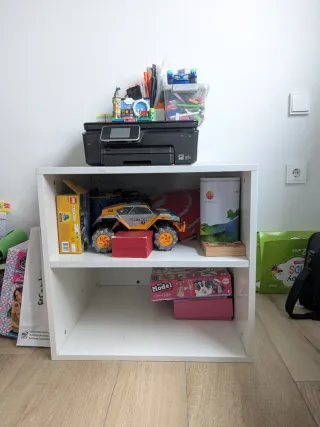 Estantería en madera lacada de la marca Alondra