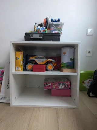 Estantería en madera lacada de la marca Alondra