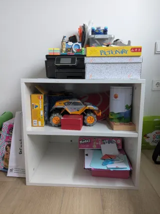 Estantería en madera lacada de la marca Alondra