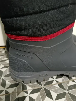 Botas de nieve negras y grises