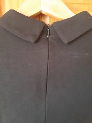 Vestido negro manga semi con cuello adornado