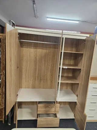 Armario de madera con puertas de espejo