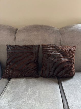 2 Cojines Marrones Decorativos