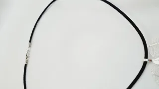 Gargantilla hoja plateada y cordón negro