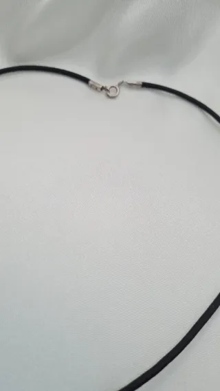 Gargantilla hoja plateada y cordón negro