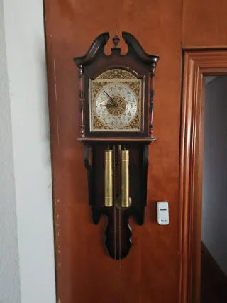 Reloj de pared antiguo madera y metal