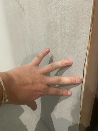 Cómoda de madera con patas metálicas