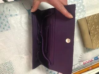 Bolso de mano tipo clutch morado