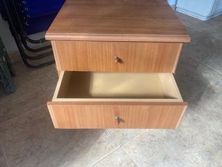 Mesita de noche de madera con 3 cajones