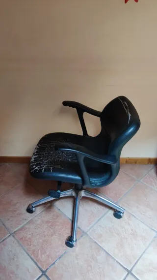 Silla de escritorio negra de cuero