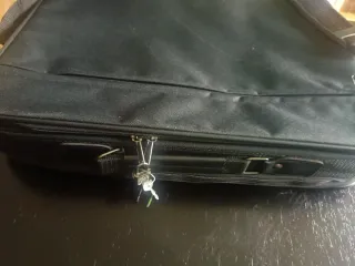 Maletín negro con candado