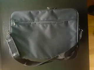 Maletín negro con candado