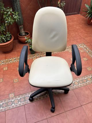 Silla de oficina beige y negra