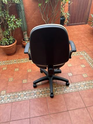 Silla de oficina beige y negra